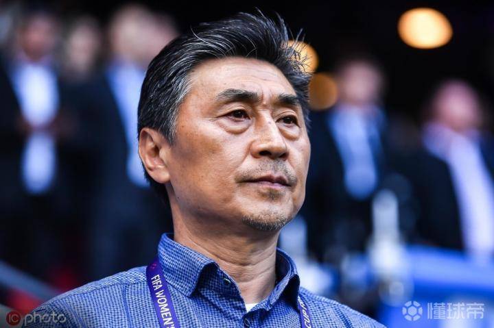  马赛队长违规遭禁赛引发舆论争议  